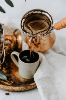 Sıcak Arapça kahve fincan içine dökme 