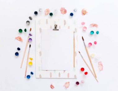 Sanatçı çalışma alanı. Suluboya ve beyaz arka planda fırçalar. Düz yatıyordu, en iyi görünümü