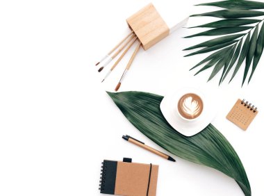 En az ofis resepsiyon masası kırtasiye seti, sarf malzemeleri ve palm ile bırakır. Üstten Görünüm kopya alanı ile yaratıcı düz yatıyordu.