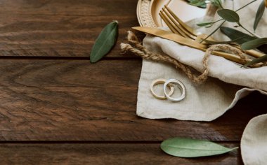 Süslemeleri ile düğün altın çatal bıçak takımı