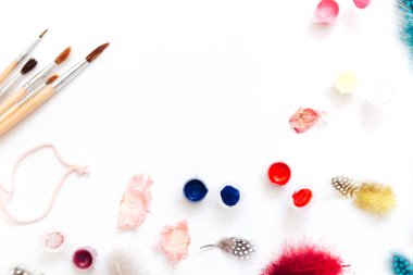 Sanatçı çalışma alanı. Suluboya ve beyaz arka planda fırçalar. Düz yatıyordu, en iyi görünümü