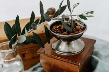 Kahve beens, bakır eski stil sıcak kahve, zeytin brunch ile dekore edilmiştir. Kırsal sahne