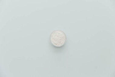 Pastel arka plan üzerinde un. Düz yatıyordu