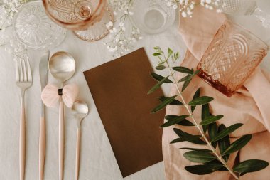 Rustik düğün kavramı. Davet ve keten bir arka plan üzerinde öğeleri.