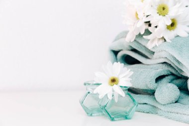  hafif bir arka plan üzerinde bir vazoda yaz çiçek