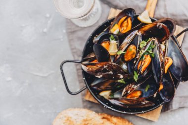 Haşlanmış midye masada. Üstten Görünüm.