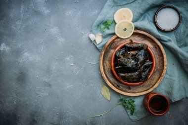 Haşlanmış midye masada. Üstten Görünüm.