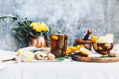 Cam fincan limon, zencefil ve nane rustik masada zencefil çayı