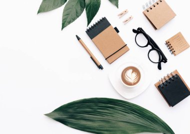 En az ofis resepsiyon masası kırtasiye seti, sarf malzemeleri ve palm ile bırakır. Üstten Görünüm kopya alanı ile yaratıcı düz yatıyordu.