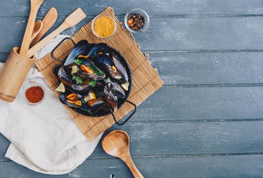 Haşlanmış midye masada. Üstten Görünüm.