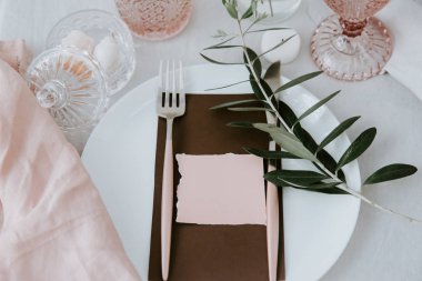 Düğün masa üzerinde rustik boş olay konuk kartı