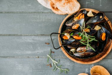 Haşlanmış midye masada. Üstten Görünüm.