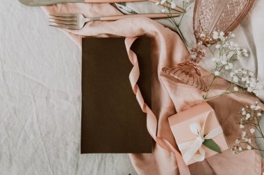 Rustik düğün davetiye kartları şablonuyla çiçekler. Doğa kavramı. Düz yatıyordu, en iyi görünümü