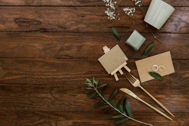 Süslemeleri ile düğün altın çatal bıçak takımı