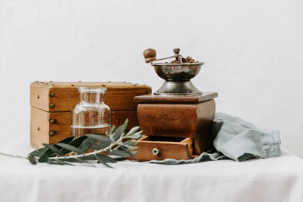 コーヒー豆まき 銅古いスタイルのホット コーヒー オリーブ ブランチ飾られています 田園風景 — ストック写真