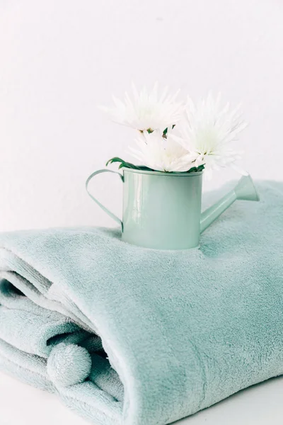 Minimalist decorations with flowers and turquoise blanket