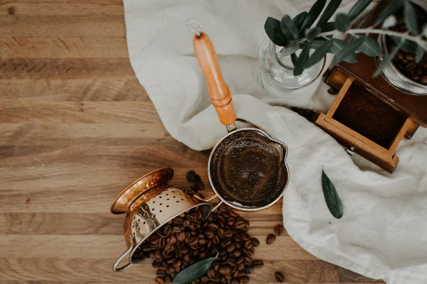 コーヒー豆と素朴なヴィンテージのコーヒーミル — ストック写真