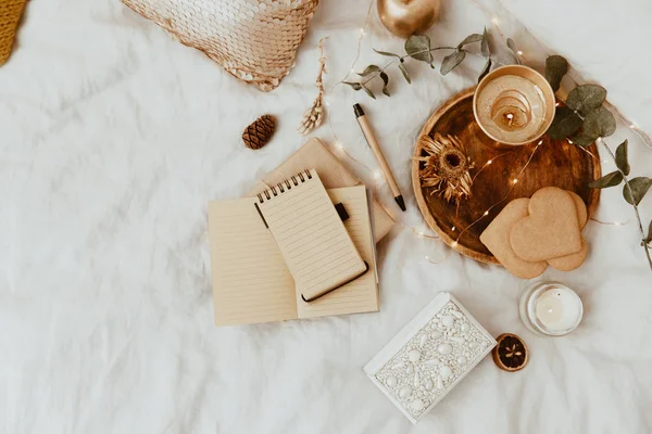 Puesta Plana Con Cuaderno Decoraciones Oro Concepto Bloguero —  Fotos de Stock