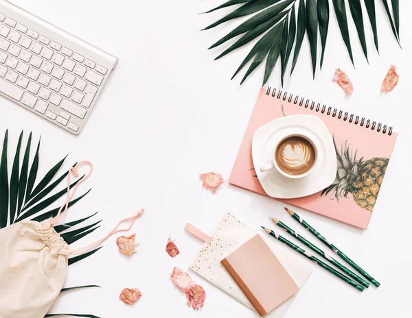 Espacio Trabajo Creativo Verano Con Teclado Puesta Plana — Foto de Stock