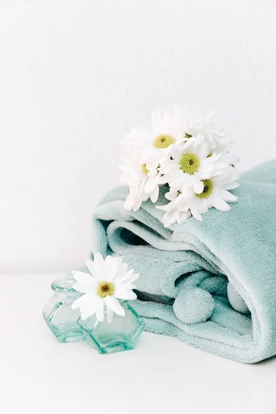 Minimalist decorations with flowers and turquoise blanket