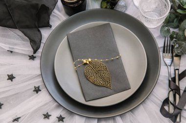 Düz yatıyordu yemek arka plan. Rustik tarzı. Romantik tatil sofra. Boş levha süslemeleri ile. Restaurant konseptini.