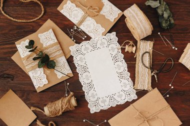 Nasıl düğün davetiyesi yapmak. Rustik DIY kavramı. El yapımı el yapımı ürünleri düz lay