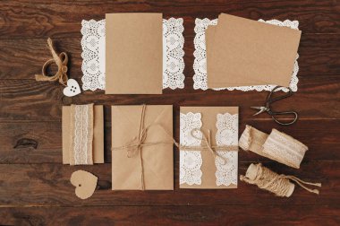 Nasıl düğün davetiyesi yapmak. Rustik DIY kavramı. El yapımı el yapımı ürünleri düz lay