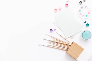 Sanatçı işyeri beyaz zemin üzerine palet boya, boya fırçaları,