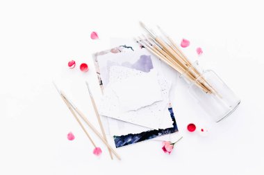 Sanatçı çalışma alanı ile boyalar, Boya fırçaları beyaz arka plan üzerinde