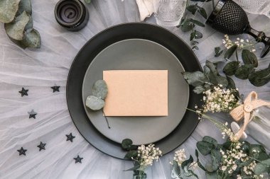 Düz yatıyordu yemek arka plan. Rustik tarzı. Romantik tatil sofra. Boş levha süslemeleri ile. Restaurant konseptini.
