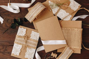Nasıl düğün davetiyesi yapmak. Rustik DIY kavramı. El yapımı el yapımı ürünleri düz lay