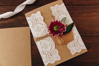 Nasıl düğün davetiyesi yapmak. Rustik DIY kavramı. El yapımı el yapımı ürünleri düz lay