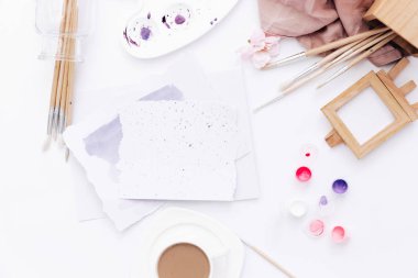 Beyaz arka plan üzerinde sanatçı çalışma alanı ile boyalar, palet, Boya fırçaları