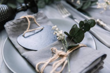 Düz yatıyordu yemek arka plan. Rustik tarzı. Romantik tatil sofra. Boş levha süslemeleri ile. Restaurant konseptini.