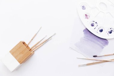 Yaratıcı sanat çalışma alanıyla yağlı boya fırçaları