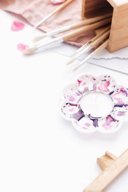 Yaratıcı sanat çalışma alanıyla yağlı boya fırçaları