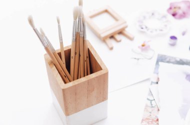 Yaratıcı sanat çalışma alanıyla yağlı boya fırçaları