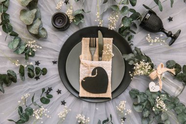 Düz yatıyordu yemek arka plan. Rustik tarzı. Romantik tatil sofra. Boş levha süslemeleri ile. Restaurant konseptini.