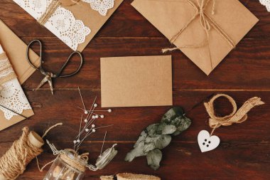 Nasıl düğün davetiyesi yapmak. Rustik DIY kavramı. El yapımı el yapımı ürünleri düz lay