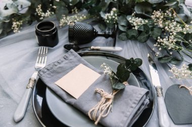 Düz yatıyordu yemek arka plan. Rustik tarzı. Romantik tatil sofra. Boş levha süslemeleri ile. Restaurant konseptini.