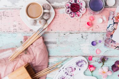 Fırçalar ve suluboya ile düz yatıyordu tasarım çalışma