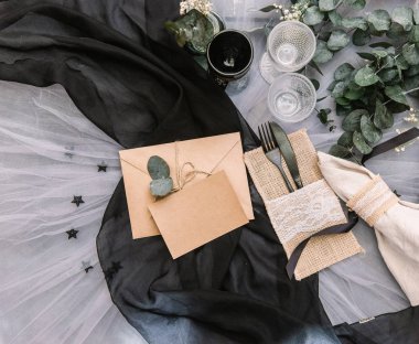 Yaratıcı modern düğün davetiyesi, düz kartı olan zarf, rustik trendy tarzı yatıyordu.