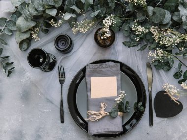 Düz yatıyordu yemek arka plan. Rustik tarzı. Romantik tatil sofra. Boş levha süslemeleri ile. Restaurant konseptini.