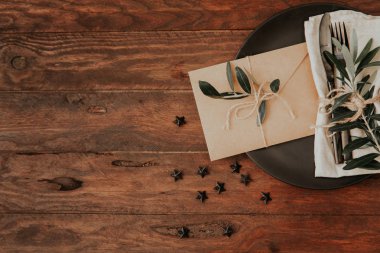 Düz yatıyordu yemek arka plan. Rustik tarzı. Romantik tatil sofra. Boş levha süslemeleri ile. Restaurant konseptini.