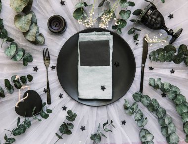 Düz yatıyordu yemek arka plan. Rustik tarzı. Romantik tatil sofra. Boş levha süslemeleri ile. Restaurant konseptini.