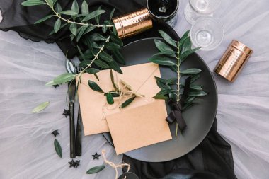 Düz yatıyordu yemek arka plan. Rustik tarzı. Romantik tatil sofra. Boş levha süslemeleri ile. Restaurant konseptini.