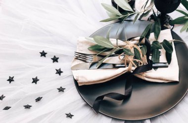 Düz yatıyordu yemek arka plan. Rustik tarzı. Romantik tatil sofra. Boş levha süslemeleri ile. Restaurant konseptini.