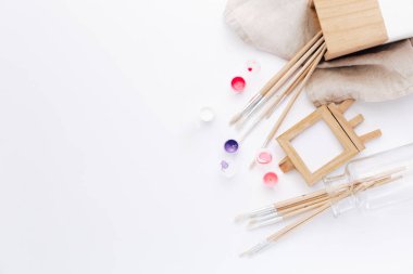 Sanatçı çalışma alanı ile boyalar, Boya fırçaları beyaz arka plan üzerinde