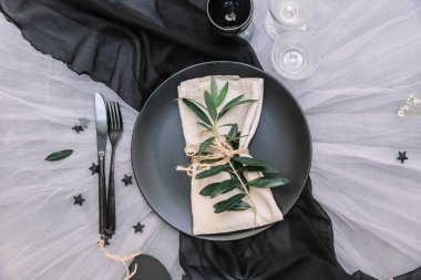 Düz yatıyordu yemek arka plan. Rustik tarzı. Romantik tatil sofra. Boş levha süslemeleri ile. Restaurant konseptini.