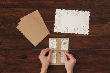 Düğün daveti yaparken kadın eller. Rustik DIY kavramı. El yapımı el yapımı ürünleri düz lay